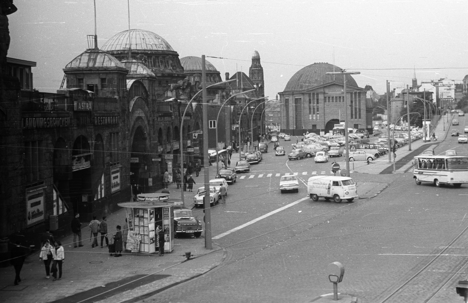Németország, Hamburg, Bei den St. Pauli-Landungsbrücken, balra a kikötő bejárata., 1965, Romák Éva, NSZK, parkoló, gyalogátkelő, pavilon, újságárus, Fortepan #74363