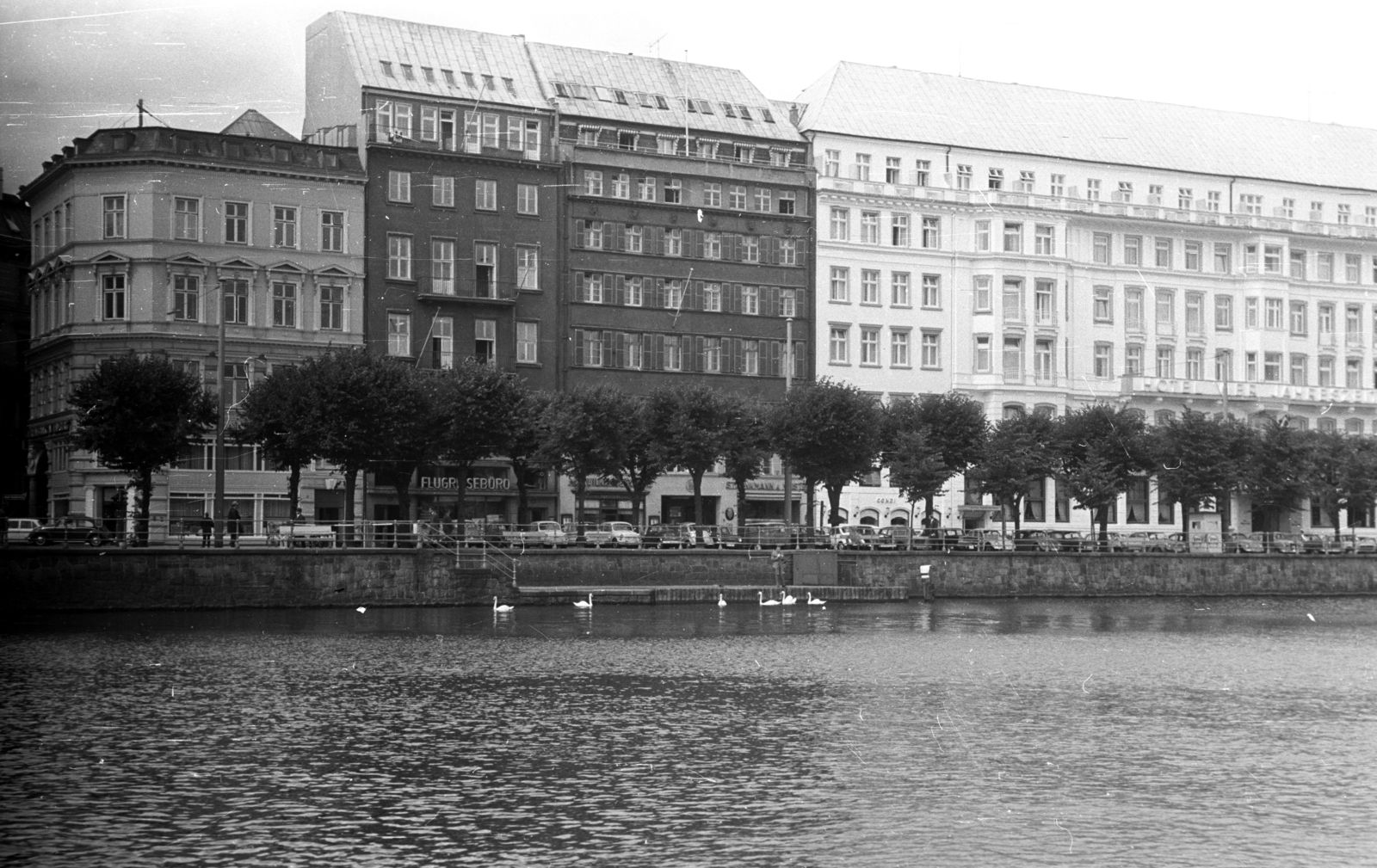 Germany, Hamburg, a Neue Jungfernstieg házai a Jungfernstieg felől nézve., 1965, Romák Éva, FRG, Fortepan #74366