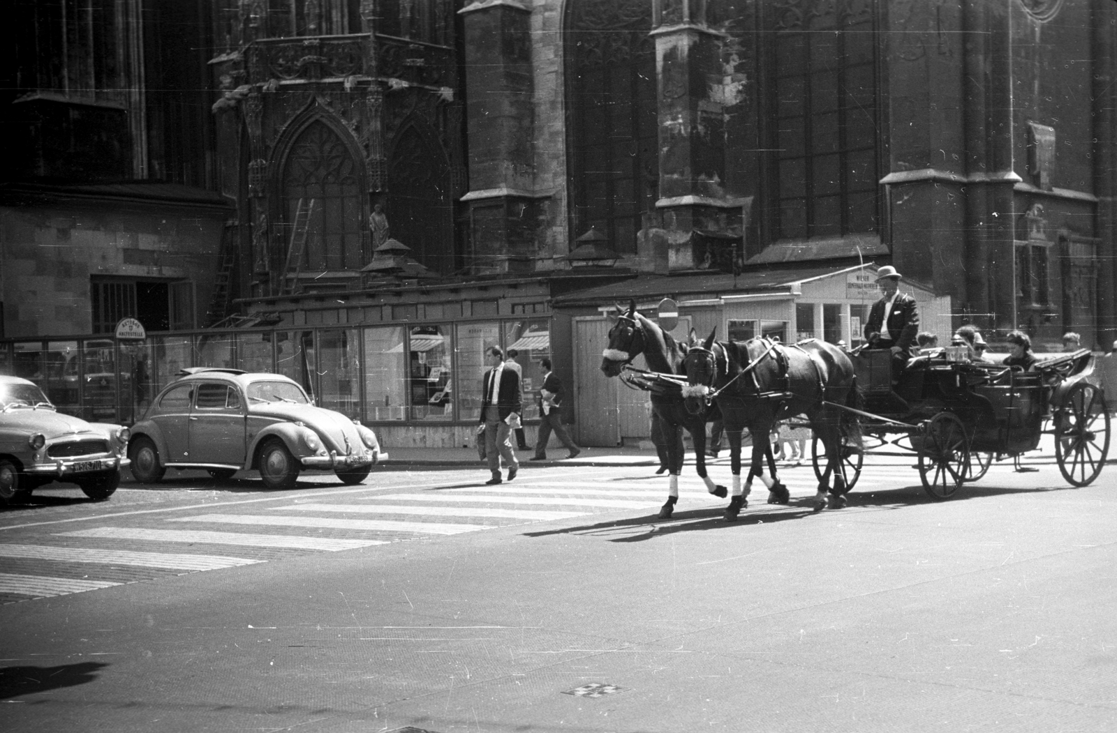 Austria, Vienna, Stephansplatz, Stephansdom / Szent István-székesegyház., 1965, Romák Éva, church, Czechoslovak brand, German brand, carriage, Skoda-brand, Volkswagen-brand, coach, fiacre, Volkswagen Beetle, Fortepan #74378