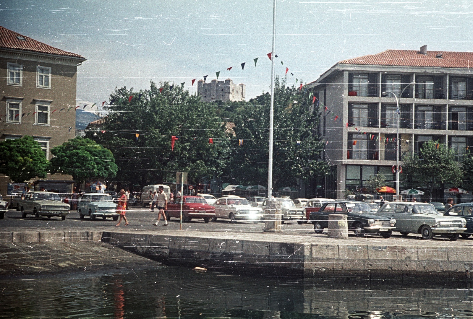 Horvátország, Adria, Zengg, Obala kralja Zvonimira, szemben a Nehaj-erőd., 1965, Romák Éva, Jugoszlávia, színes, parkoló, Peugeot 204, Opel Rekord A, Fortepan #74392