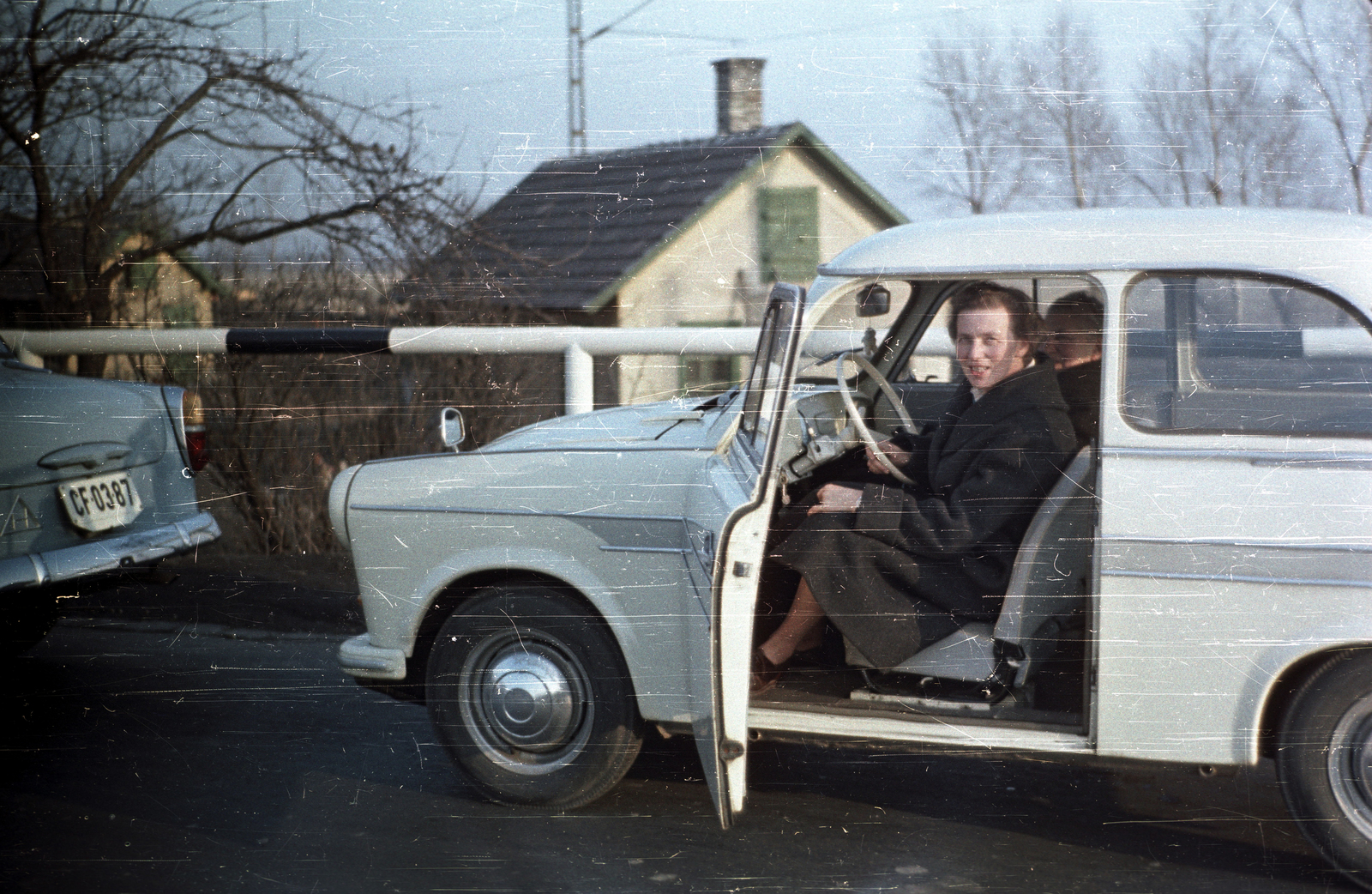 1965, Romák Éva, színes, német gyártmány, Trabant-márka, Trabant 600, visszapillantó tükör, kormánykerék, rendszám, Fortepan #74393