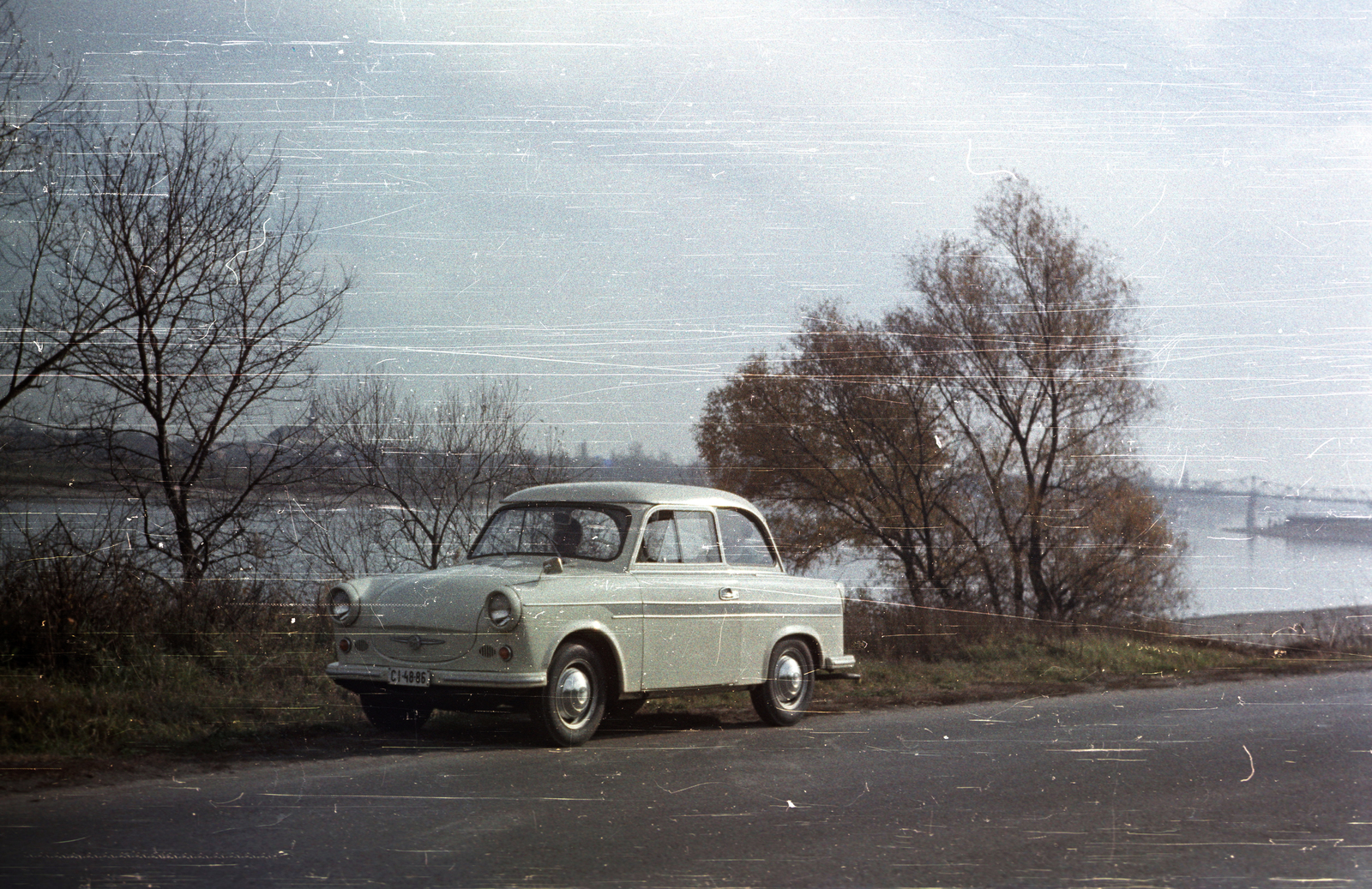 Magyarország, Tahitótfalu, Duna-part, háttérben az Almássy híd (később a Tildy Zoltán híd áll a helyén)., 1965, Romák Éva, színes, német gyártmány, Trabant-márka, Trabant 600, rendszám, Fortepan #74394