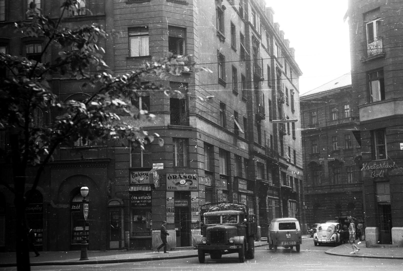 Hungary, Budapest VI., Bajcsy-Zsilinszky út, szemben a Révay köz., 1965, Romák Éva, German brand, Hungarian brand, commercial vehicle, Volkswagen-brand, Csepel-brand, Framo-brand, clockmaker, hardware store, Volkswagen Beetle, Budapest, number plate, Fortepan #74396