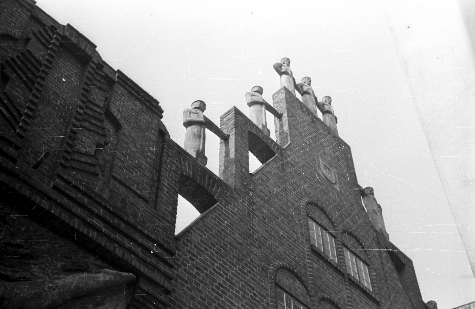 Germany, Bremen, a Die Sieben Faulen című mese szereplőinek szobrai a Böttscherstrasse - Hinten dem Schütting sarkán álló házon., 1965, Romák Éva, sculpture, FRG, Fortepan #74397