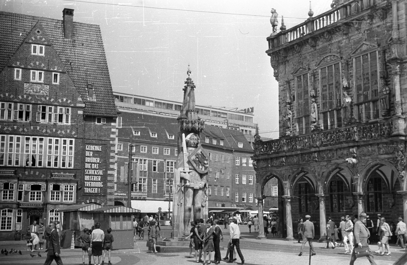 Németország, Bréma, Marktplatz, szemben a Roland oszlop, jobbra a Városháza., 1965, Romák Éva, emlékmű, középület, NSZK, Fortepan #74398