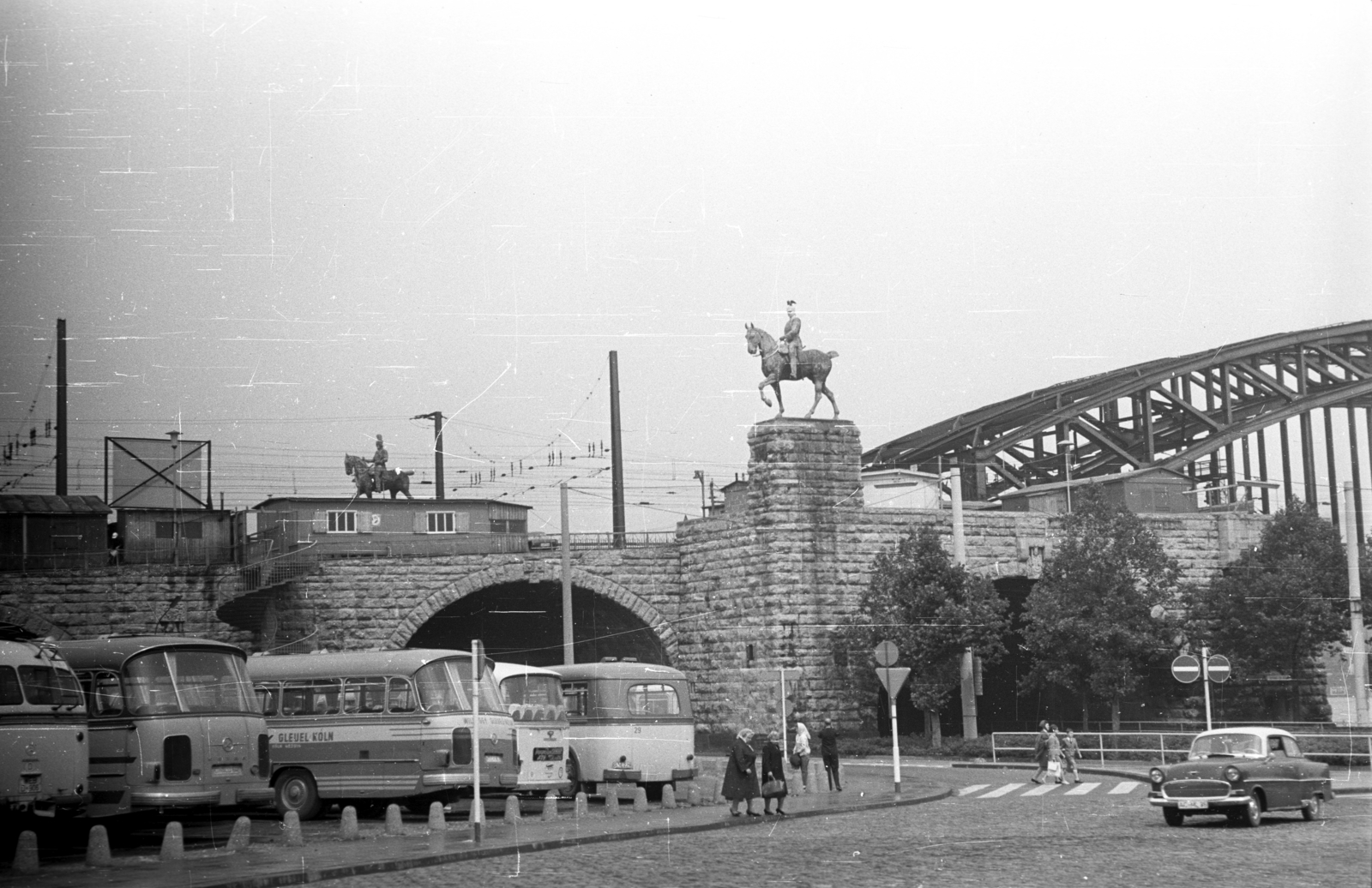 Németország, Köln, a Hohenzollernbrücke jobb parti hídfője, I. Vilmos császár és IV. Frigyes Vilmos király lovasszobrával., 1965, Romák Éva, híd, autóbusz, német gyártmány, Opel-márka, vasúti híd, lovas szobor, NSZK, ívhíd, I Vilmos császár-ábrázolás, IV. Frigyes Vilmos-ábrázolás, Franz Heinrich Schwechten-terv, Opel Rekord, Fortepan #74399