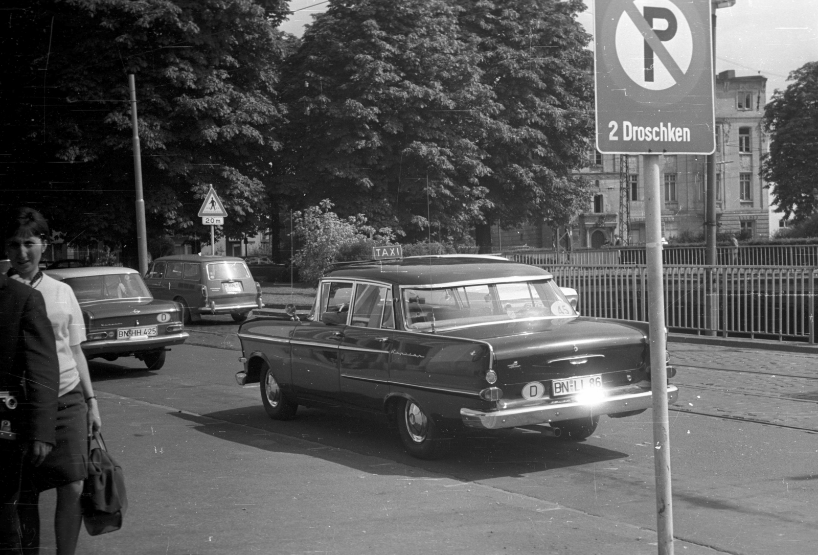 Germany, Bonn, Maximilianstrasse, jobbra a háttérben a Poppelsdorfer Allee 15., 1965, Romák Éva, German brand, Opel-brand, taxicab, Volkswagen-brand, road sign, automobile, number plate, FRG, country code sign, Fortepan #74401