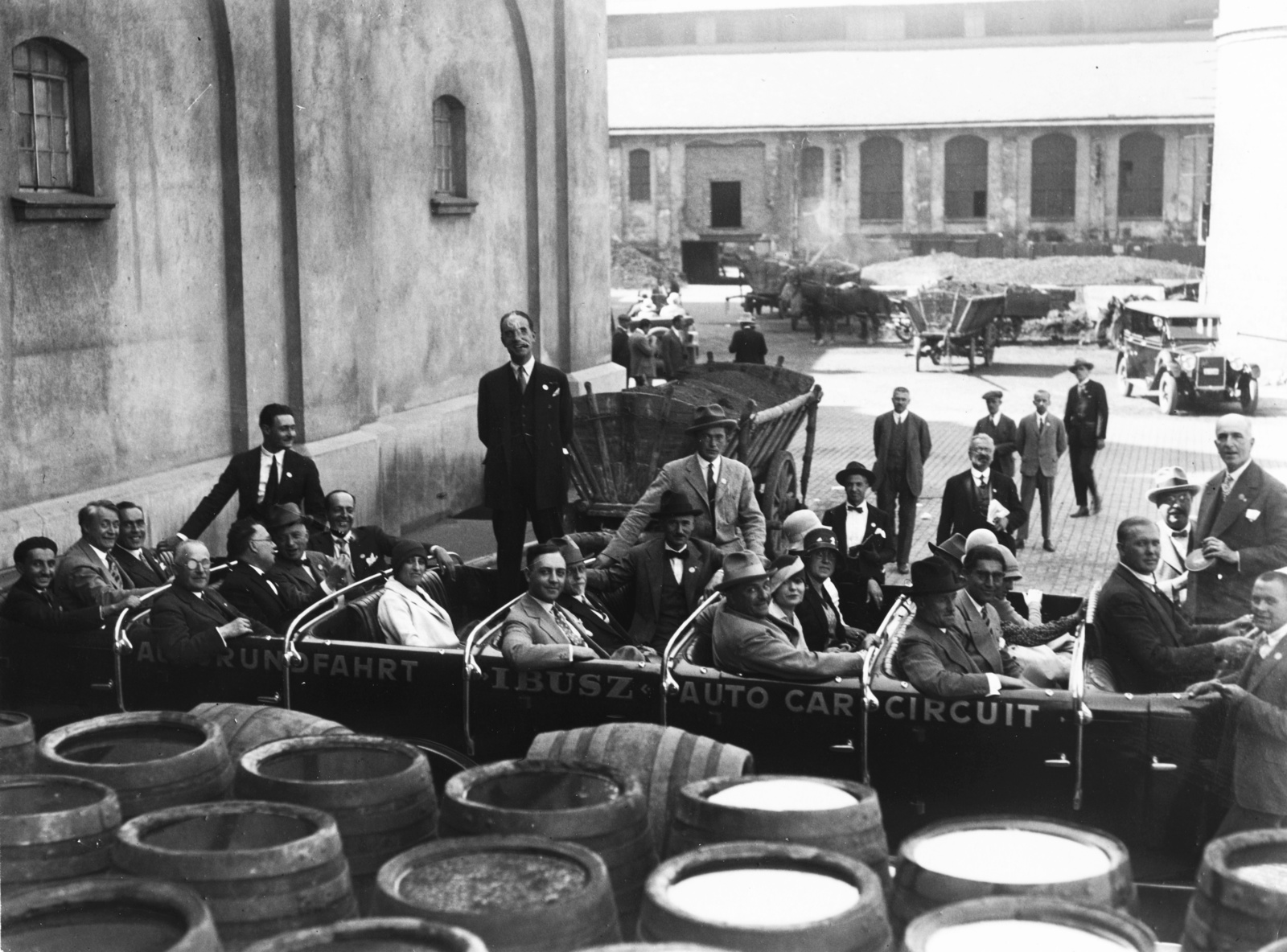 Hungary, Budapest X., Dreher sörgyár, a Nemzetközi orvostörténeti kongresszus résztvevői gyárlátogatáson., 1929, Semmelweis Egyetem Levéltára, chariot, barrel, automobile, Budapest, Fortepan #74410