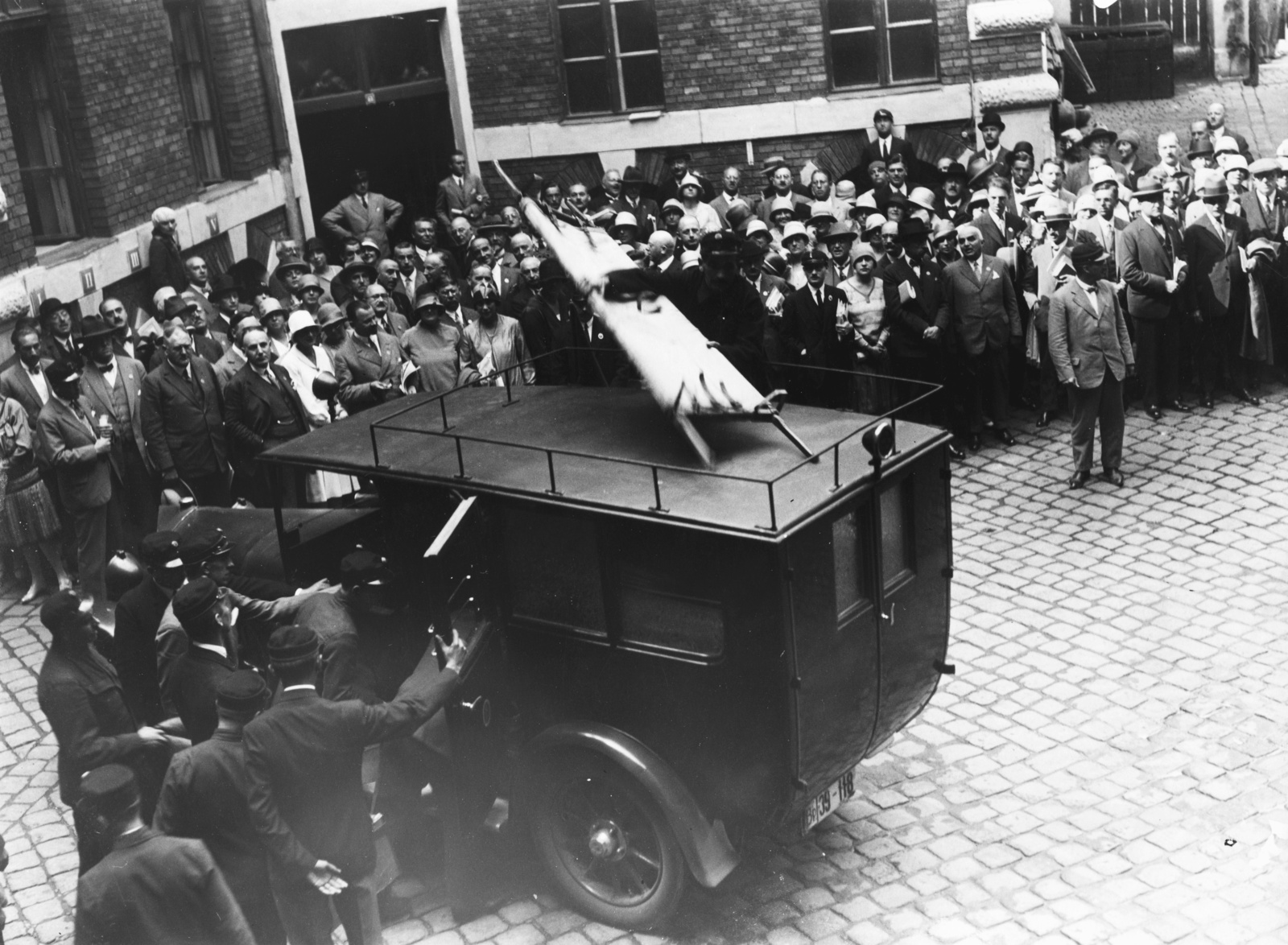 Hungary, Budapest V., Markó utca 22., a Nemzetközi orvostörténeti kongresszus résztvevői az Országos Mentőszolgálat központjában., 1929, Semmelweis Egyetem Levéltára, ambulance, barrow, Budapest, Fortepan #74412