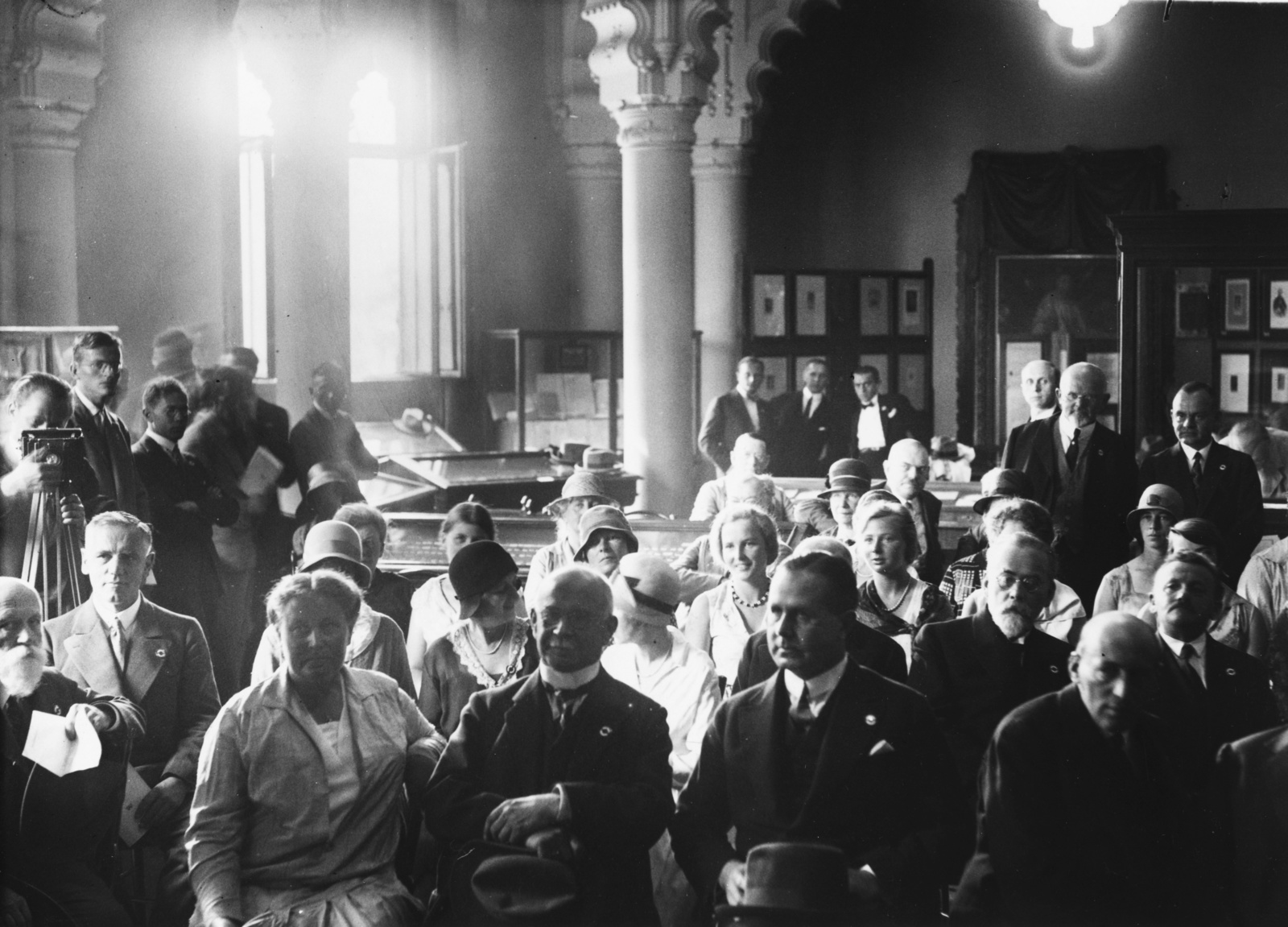 Hungary, Budapest IX., Iparművészeti Múzeum, a Nemzetközi orvostörténeti kongresszus megnyitója., 1929, Semmelweis Egyetem Levéltára, museum, Budapest, glasses, necklace, doctor, cabinet, photographer, beard, hat in hand, moustache, exhibition, Fortepan #74414