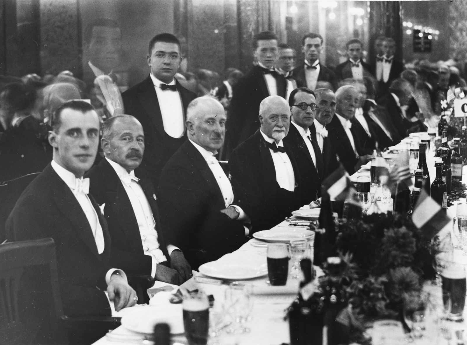Hungary, Budapest XI., Gellért Szálló, a Nemzetközi orvostörténeti kongresszus résztvevőinek rendezett bankett., 1929, Semmelweis Egyetem Levéltára, flag, glass, suit, waiter, banquet, Budapest, high society, Fortepan #74417