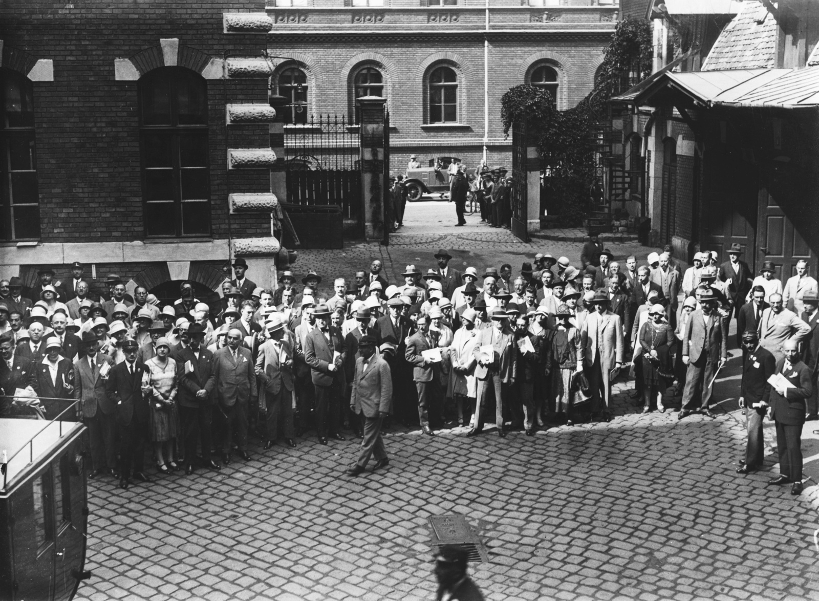Hungary, Budapest V., Markó utca 22., a Nemzetközi orvostörténeti kongresszus résztvevői az Országos Mentőszolgálat központjában, háttérben a Bihari János (Sólyom) utcai kapu., 1929, Semmelweis Egyetem Levéltára, gate, Budapest, Fortepan #74424