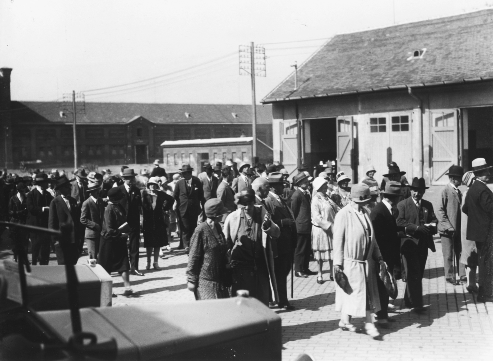 Hungary, Budapest X., Halom utca, Dreher sörgyár, a Nemzetközi orvostörténeti kongresszus résztvevői gyárlátogatáson., 1929, Semmelweis Egyetem Levéltára, mass, commercial vehicle, firefighter, garage, Budapest, Fortepan #74427