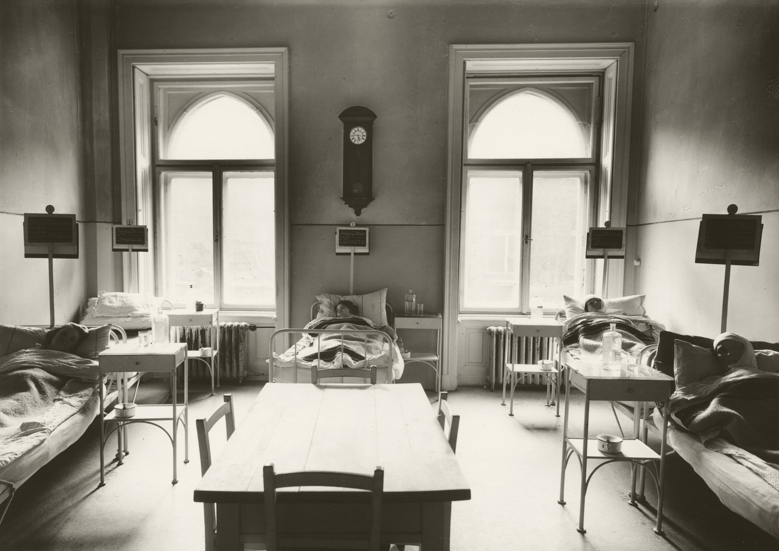 Magyarország, Budapest VIII., Mária utca 52. Pázmány Péter Tudományegyetem (később Semmelweis Egyetem) Stomatológiai Klinikája, női kórterem., 1930, Semmelweis Egyetem Levéltára, falióra, bútor, enteriőr, asztal, szék, kórterem, vaságy, Budapest, csúcsív, ingaóra, Fortepan #74453