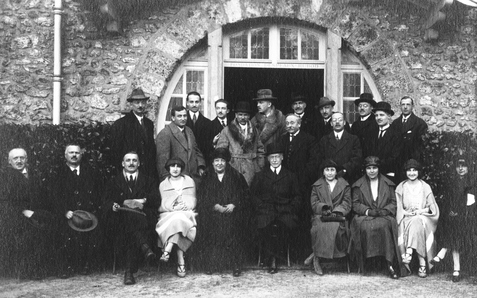 Franciaország, Briis-sous-Forges, Bligny szanatórium (később Centre Hospitalier de Bligny). Középen ül Le Marquis de Vogüé, mellette balra La Baronne James de Rothschild., 1924, Semmelweis Egyetem Levéltára, gyógyintézmény, Fortepan #74467