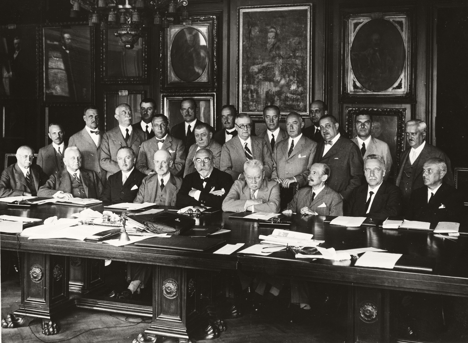 Hungary, Budapest VIII., Üllői út 26. Pázmány Péter Tudományegyetem (később Semmelweis Egyetem) orvoskari tanácsterem. Az orvoskar tanártestülete, az asztalnál balról Schaffer Károly, Tóth István, Balogh Ernő, Grósz Emil, Kenyeres Balázs, Korányi Sándor, Kétly László, Verebély Tibor, Vámossy Zoltán. Mögöttük állnak: Ádám Lajos, Lénárt Zoltán, Illyés Géza, Kiss Ferenc, Hainiss Elemér, Bakay Lajos, Kelen Béla, Herzog Ferenc, Blaskovics László, Darányi Gyula, Frigyesi József, Horváth Béla, Szabó József, Belák Sándor, Lipták Pál., 1935, Semmelweis Egyetem Levéltára, tableau, painting, Budapest, Fortepan #74470