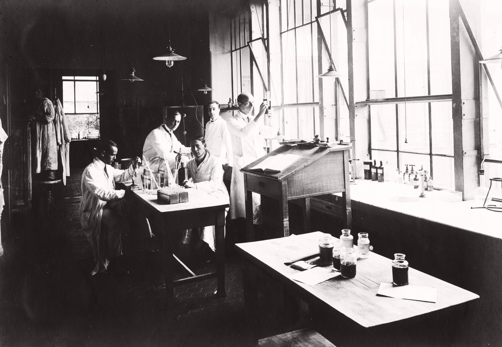 Hungary, Budapest VIII., Üllői út 78/b, Pázmány Péter Tudományegyetem (később Semmelweis Egyetem) III. sz. Belgyógyászati (később Urológiai) Klinika, laboratórium., 1922, Semmelweis Egyetem Levéltára, laboratory, desk, Budapest, Fortepan #74479