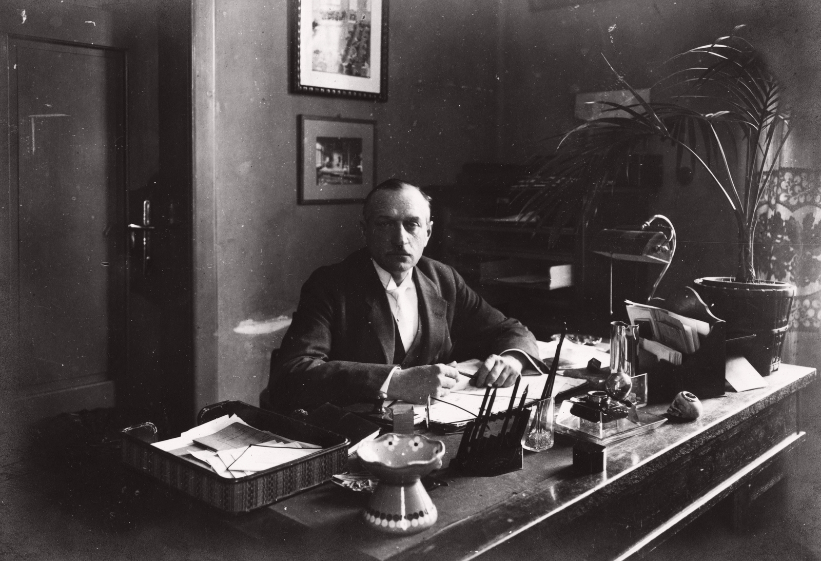 Magyarország, Budapest VIII., Üllői út 78/b, Pázmány Péter Tudományegyetem (később Semmelweis Egyetem) III. sz. Belgyógyászati (később Urológiai) Klinika. Elischer Gyula röntgenológus, egyetemi tanár., 1922, Semmelweis Egyetem Levéltára, íróasztal, Budapest, asztali lámpa, Fortepan #74481