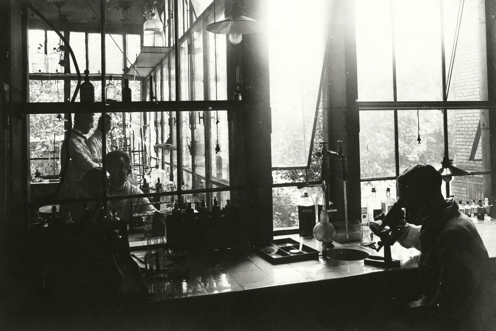 Hungary, Budapest VIII., Üllői út 78/b, Pázmány Péter Tudományegyetem (később Semmelweis Egyetem) III. sz. Belgyógyászati (később Urológiai) Klinika, laboratórium., 1922, Semmelweis Egyetem Levéltára, laboratory, microscope, flask, Budapest, Fortepan #74488