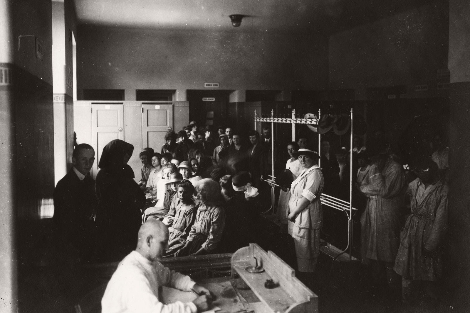 Hungary, Budapest VIII., Üllői út 78/b, Pázmány Péter Tudományegyetem (később Semmelweis Egyetem) III. sz. Belgyógyászati (később Urológiai) Klinika, váróterem., 1922, Semmelweis Egyetem Levéltára, waiting room, Budapest, Fortepan #74490