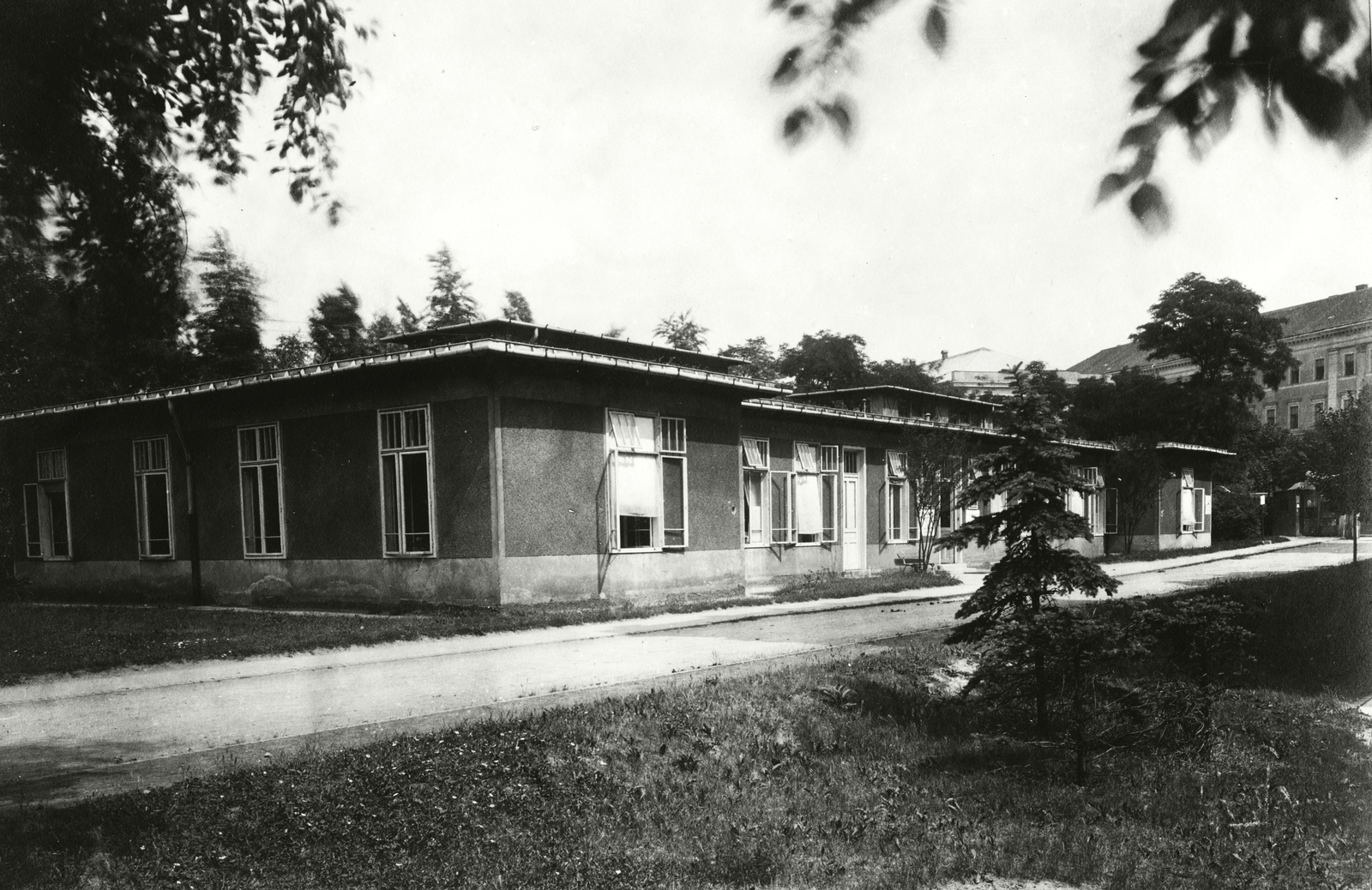 Hungary, Budapest VIII., Üllői út 78/b, Pázmány Péter Tudományegyetem (később Semmelweis Egyetem) III. sz. Belgyógyászati (később Urológiai) Klinika, ekkor a tüdőbetegek pavilonja. Háttérben a Ludovika épülete., 1922, Semmelweis Egyetem Levéltára, medical institution, Budapest, Fortepan #74492