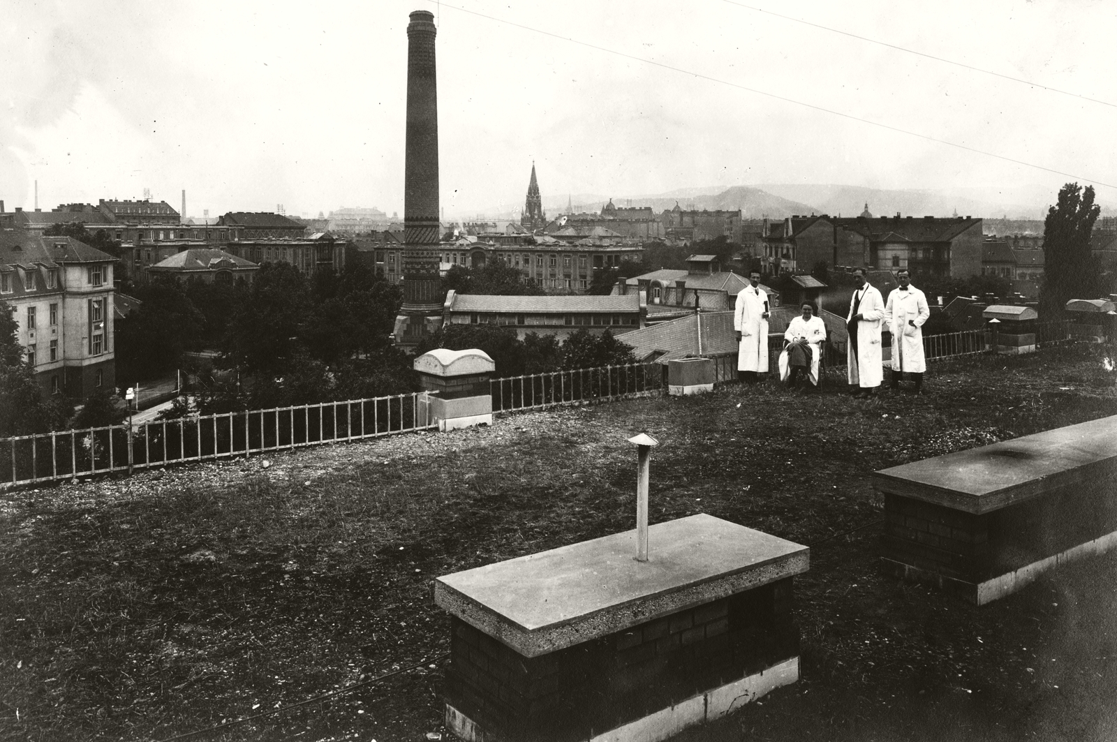 Hungary, Budapest VIII., Üllői út 78/b, Pázmány Péter Tudományegyetem (később Semmelweis Egyetem) III. sz. Belgyógyászati (később Urológiai) Klinika, tetőterasza. Középen az Üllői úti Örökimádás templom tornya., 1922, Semmelweis Egyetem Levéltára, terrace, chimney, Budapest, Fortepan #74502