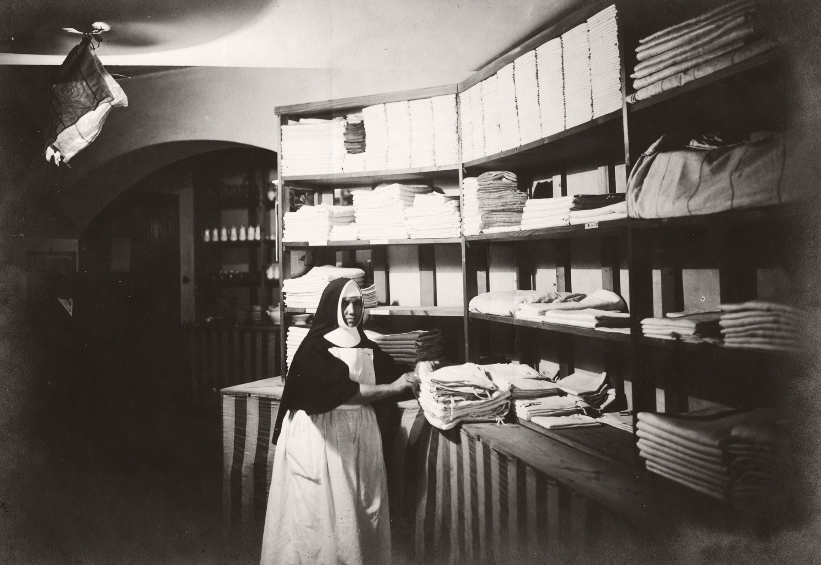 Hungary, Budapest VIII., Üllői út 78/b, Pázmány Péter Tudományegyetem (később Semmelweis Egyetem) III. sz. Belgyógyászati (később Urológiai) Klinika, tisztaruha raktár., 1922, Semmelweis Egyetem Levéltára, nun, bedsheet, Budapest, Fortepan #74506