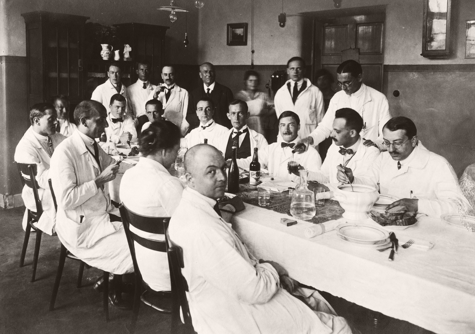 Magyarország, Budapest VIII., Üllői út 78/b, Pázmány Péter Tudományegyetem (később Semmelweis Egyetem) III. sz. Belgyógyászati (később Urológiai) Klinika, ebédlő. Előtérben Ratkóczy Nándor radiológus, egyetemi tanár., 1922, Semmelweis Egyetem Levéltára, étkezés, Budapest, rövid hajú, Fortepan #74510