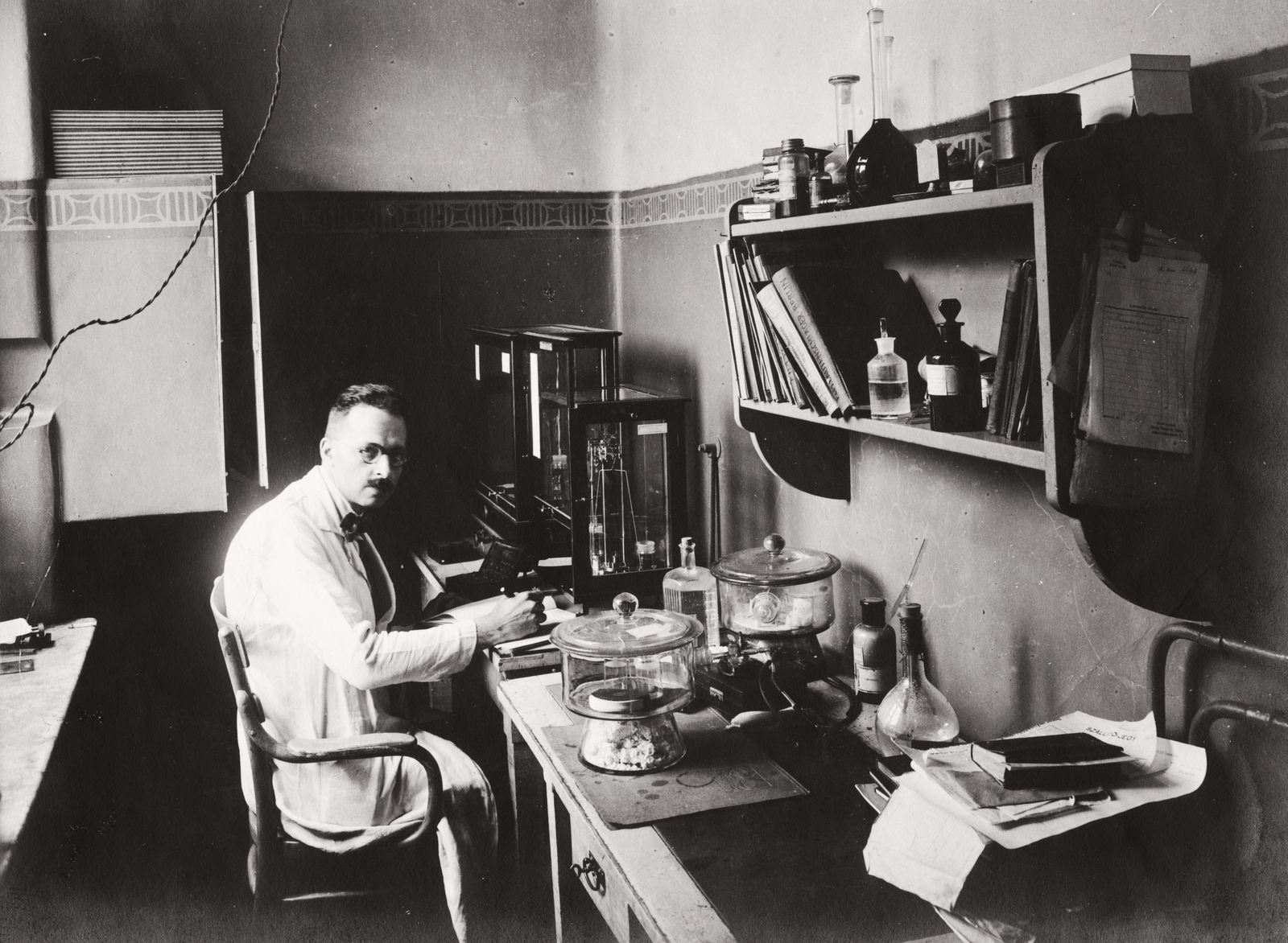 Hungary, Budapest VIII., Üllői út 78/b, Pázmány Péter Tudományegyetem (később Semmelweis Egyetem) III. sz. Belgyógyászati (később Urológiai) Klinika, laboratórium., 1922, Semmelweis Egyetem Levéltára, laboratory, dessicator, Budapest, Fortepan #74513