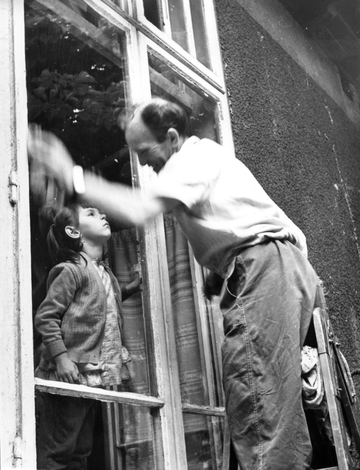 1970, Semmelweis Egyetem Levéltára, windshield wiper, sitting on a ladder, Fortepan #74545