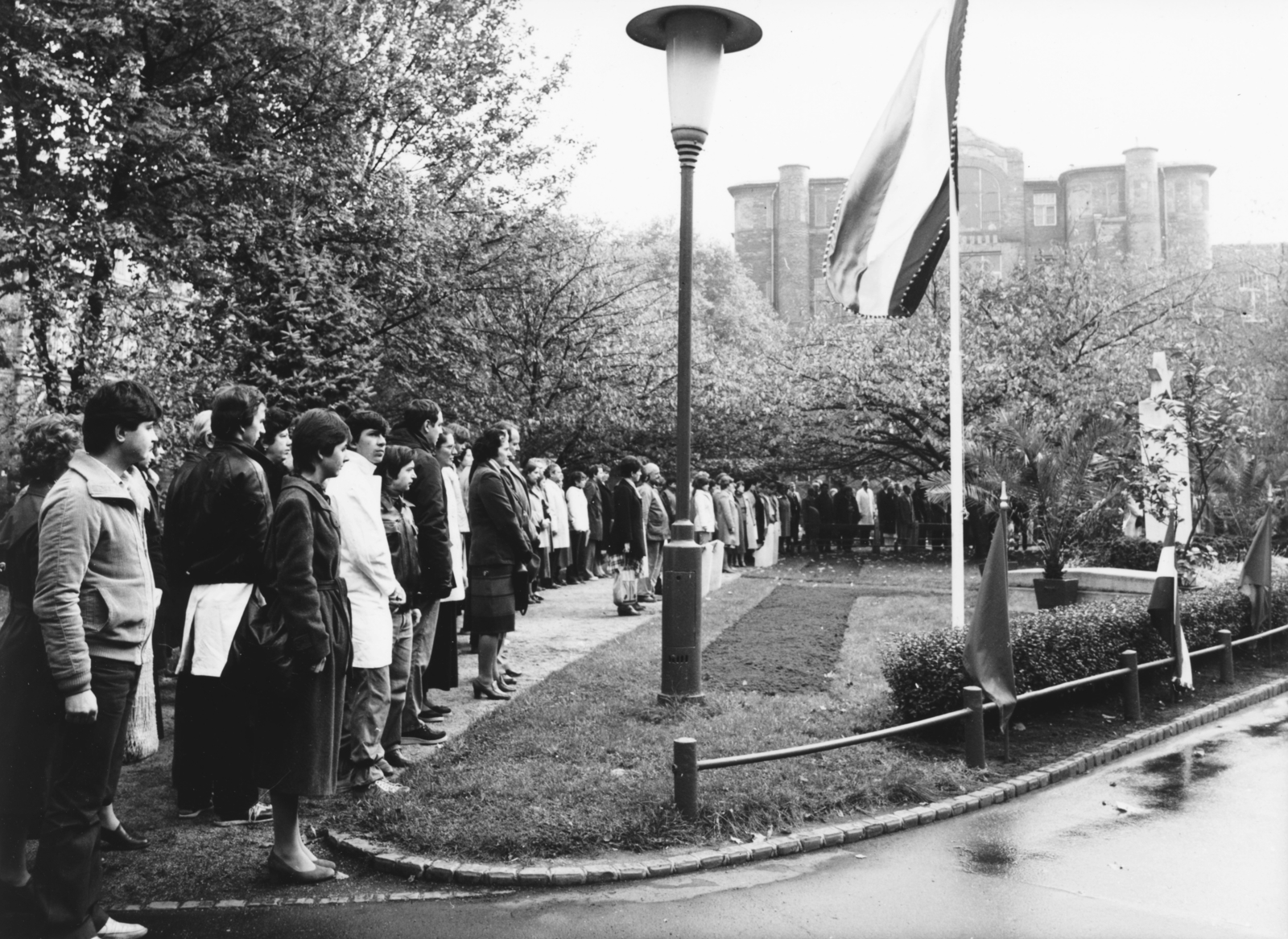 Hungary, Budapest VIII., Üllői út 26. SOTE (később Semmelweis Egyetem) parkja november 7-i koszorúzás alkalmával., 1982, Semmelweis Egyetem Levéltára, Budapest, Fortepan #74555