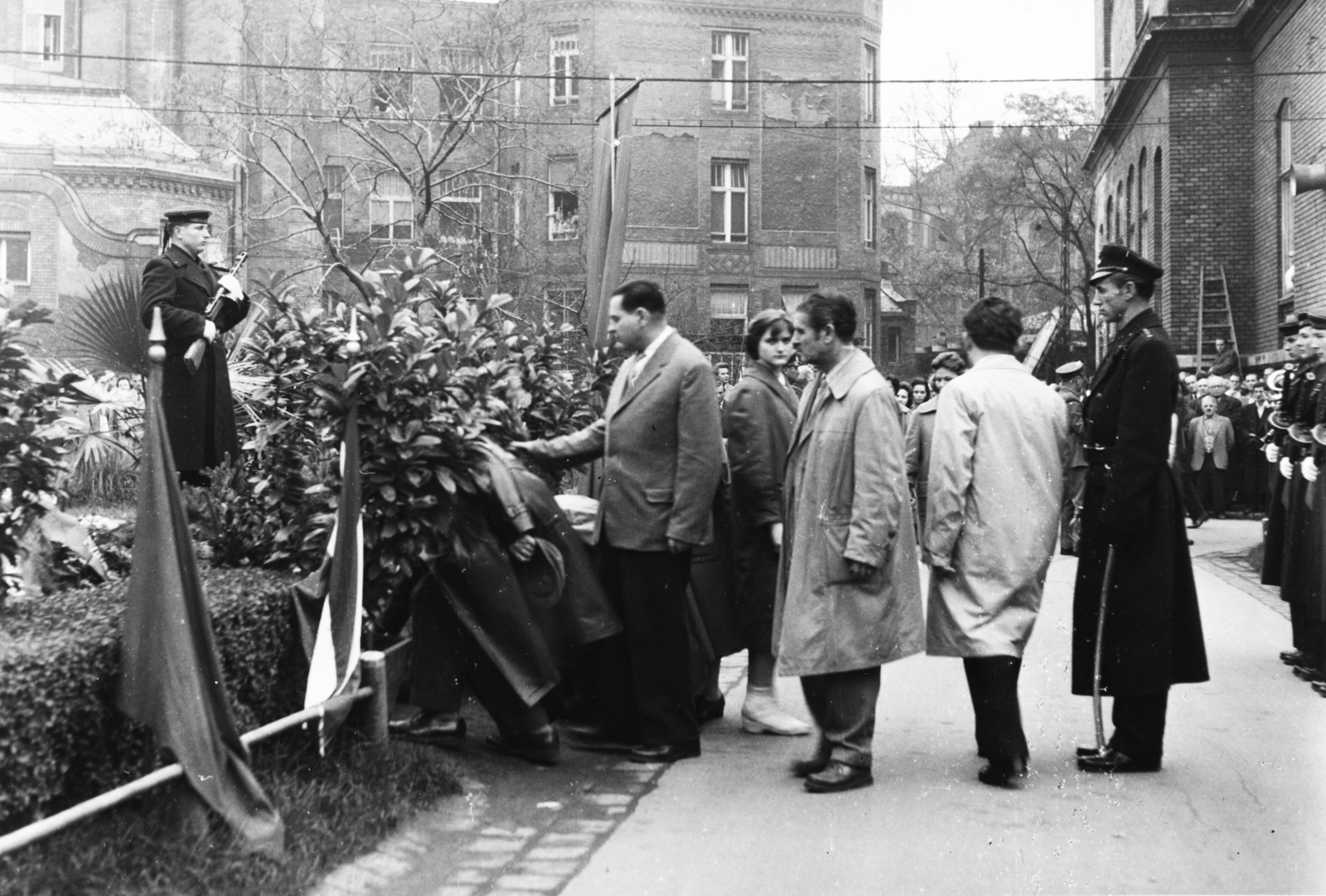 Hungary, Budapest VIII., Üllői út 26. BOTE (később Semmelweis Egyetem), Issekutz Béla tudományos rektorhelyettes, április 4-i koszorúzás., 1962, Semmelweis Egyetem Levéltára, Budapest, Fortepan #74558