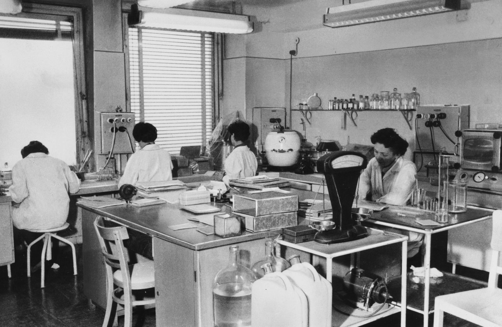 Hungary, Budapest VIII., Mária utca 41. SOTE (később Semmelweis Egyetem) Bőrgyógyászati Klinika, laboratórium., 1970, Semmelweis Egyetem Levéltára, laboratory, Budapest, scale, Fortepan #74567