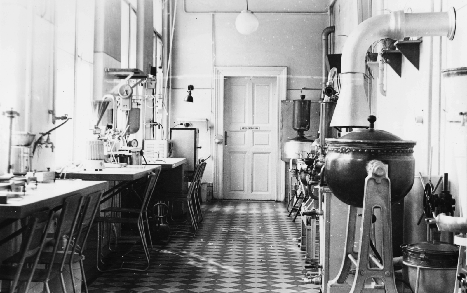 Hungary, Budapest IX., Hőgyes Endre utca 9. SOTE (később Semmelweis Egyetem) Gyógyszerészi Kémiai Intézet, gyógyszertechnológiai Laboratórium., 1970, Semmelweis Egyetem Levéltára, Budapest, Fortepan #74573