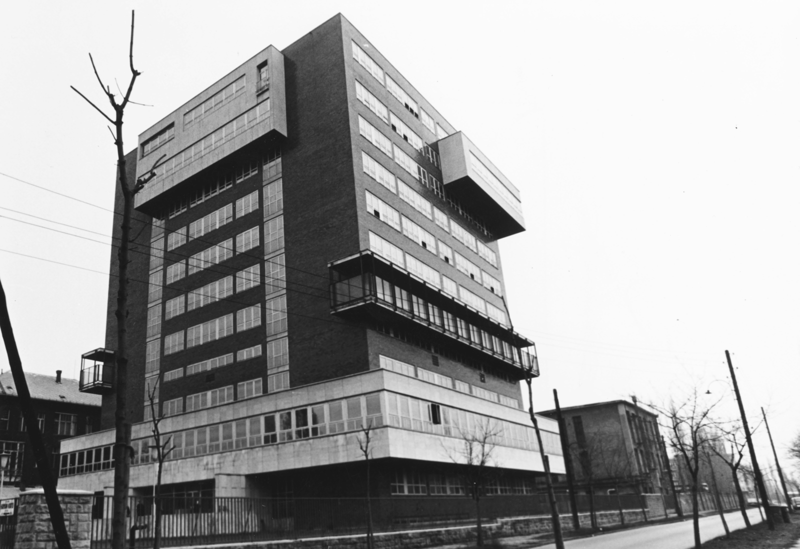 Magyarország, Budapest IX., Haller (Hámán Kató) utca 29. Országos Kardiológiai Intézet a Fehér Holló utca felől nézve., 1977, Semmelweis Egyetem Levéltára, gyógyintézmény, Budapest, Fortepan #74579