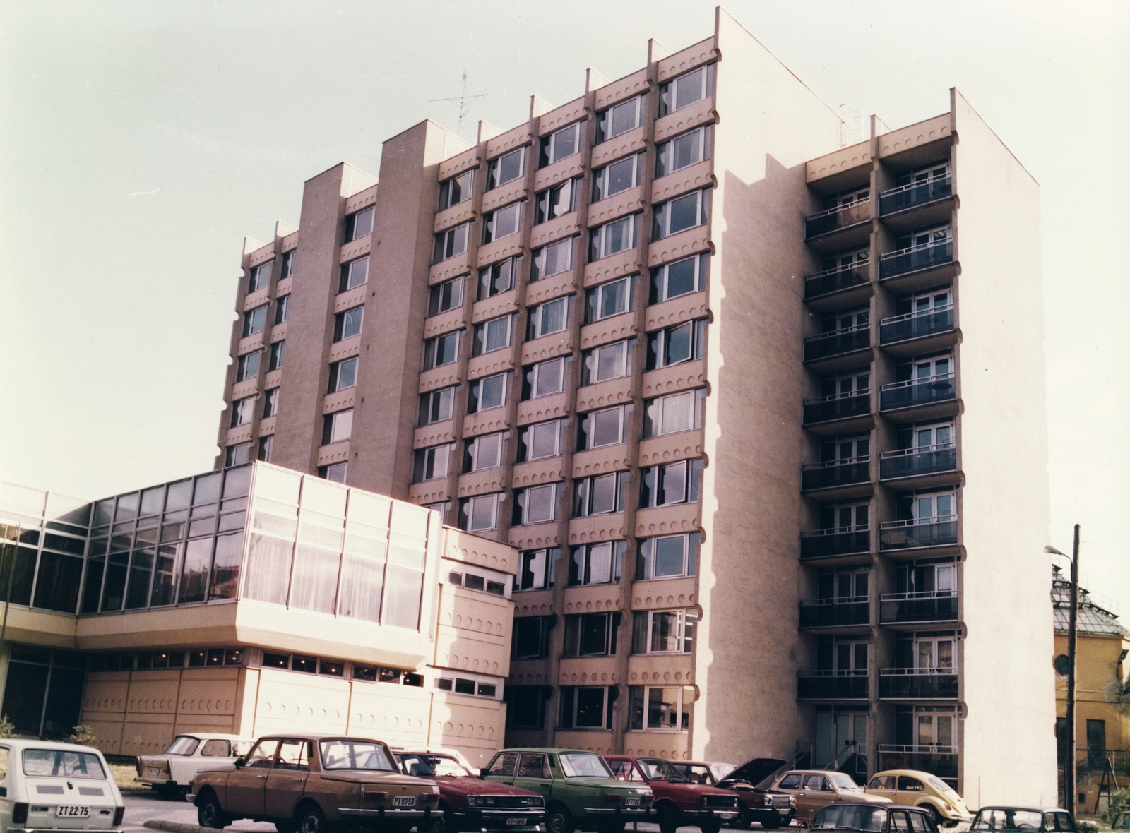 Magyarország, Budapest VIII., Tömő utca 35. SOTE (később Semmelweis Egyetem) Balassa János kollégium., 1985, Semmelweis Egyetem Levéltára, színes, Polski Fiat-márka, Polski Fiat 126p, kollégium, Budapest, Fortepan #74584
