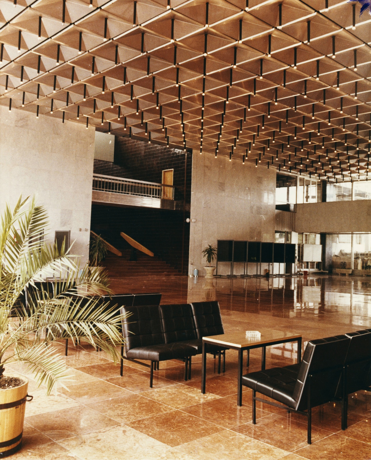 Magyarország, Budapest VIII., Nagyvárad tér, SOTE (később Semmelweis Egyetem) Elméleti Tömbje, aula., 1980, Semmelweis Egyetem Levéltára, színes, hamutartó, Budapest, Fortepan #74601