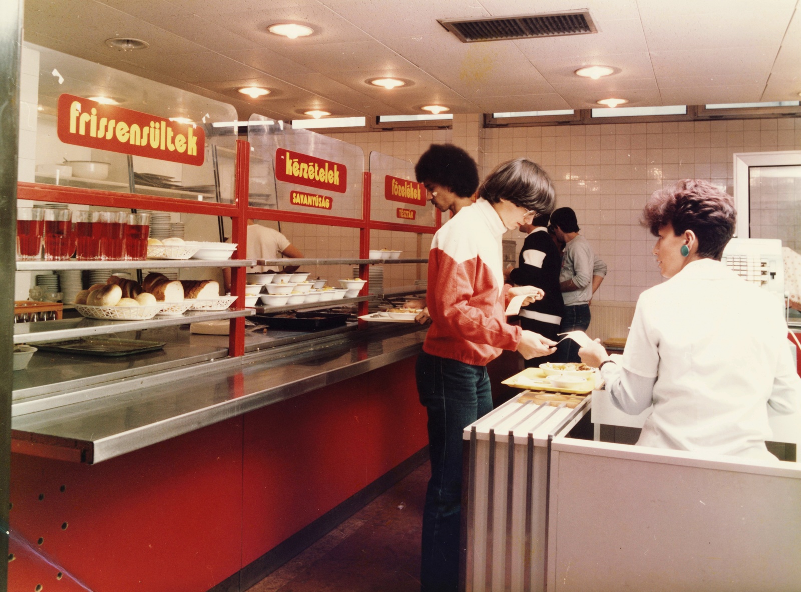 Hungary, Budapest VIII., Tömő utca 35., SOTE (később Semmelweis Egyetem), Balassa János kollégium, ebédlő., 1984, Semmelweis Egyetem Levéltára, colorful, self-serving restaurant, Budapest, Fortepan #74607