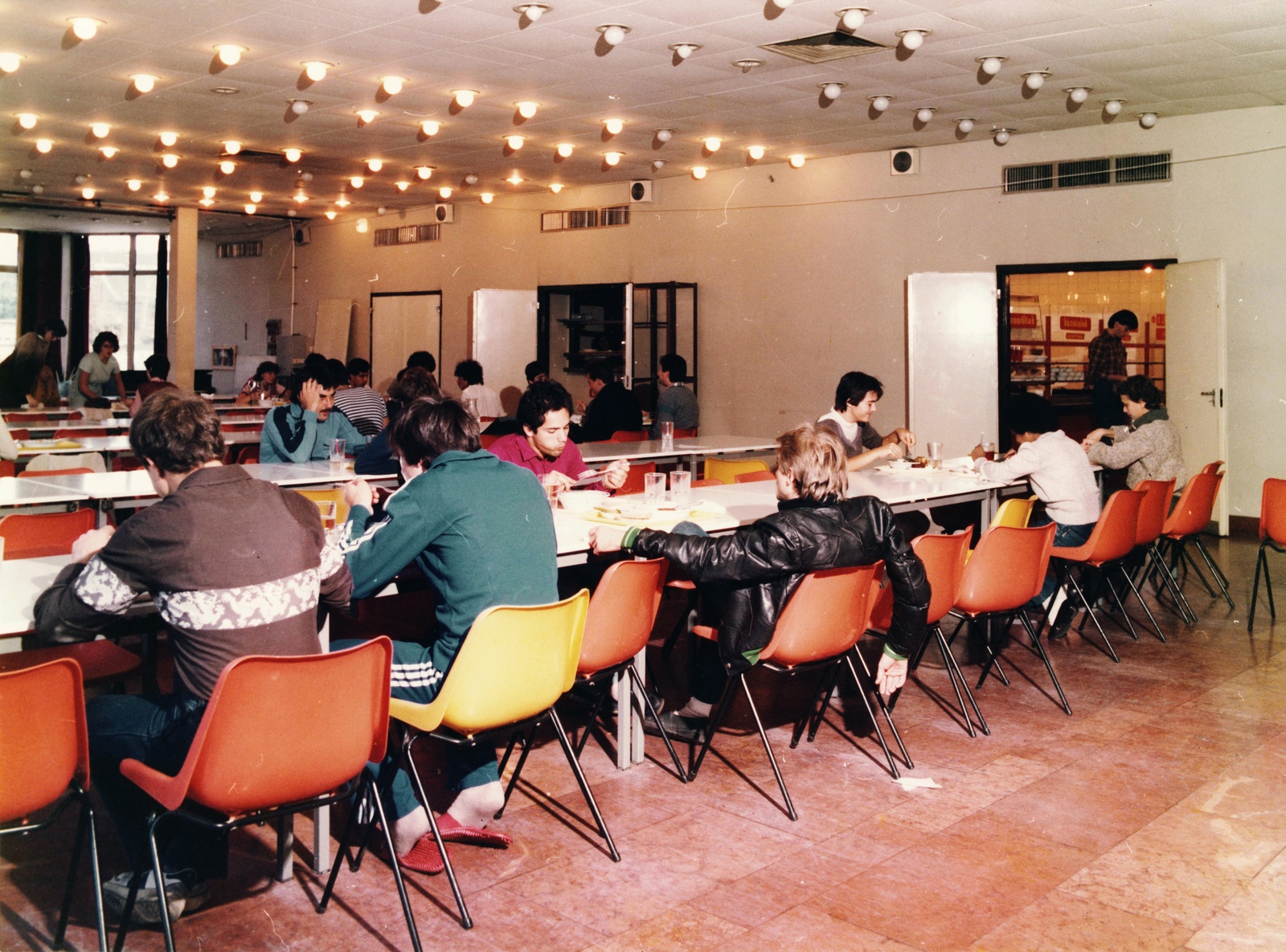 Hungary, Budapest VIII., Tömő utca 35., SOTE (később Semmelweis Egyetem), Balassa János kollégium, ebédlő., 1984, Semmelweis Egyetem Levéltára, colorful, meal, restaurant, Budapest, Fortepan #74609