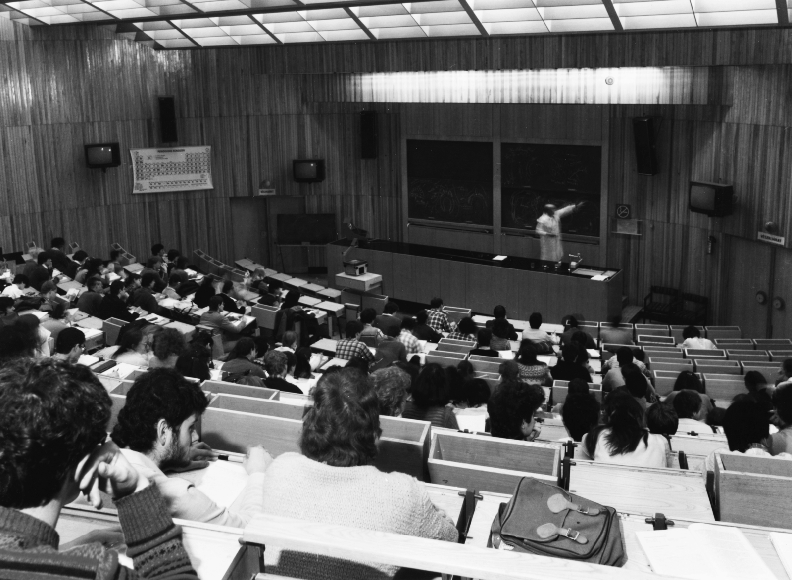 Hungary, Budapest VIII., Nagyvárad tér, SOTE (később Semmelweis Egyetem) Elméleti Tömbje, előadóterem., 1984, Semmelweis Egyetem Levéltára, Budapest, overhead projector, periodic table, Fortepan #74610