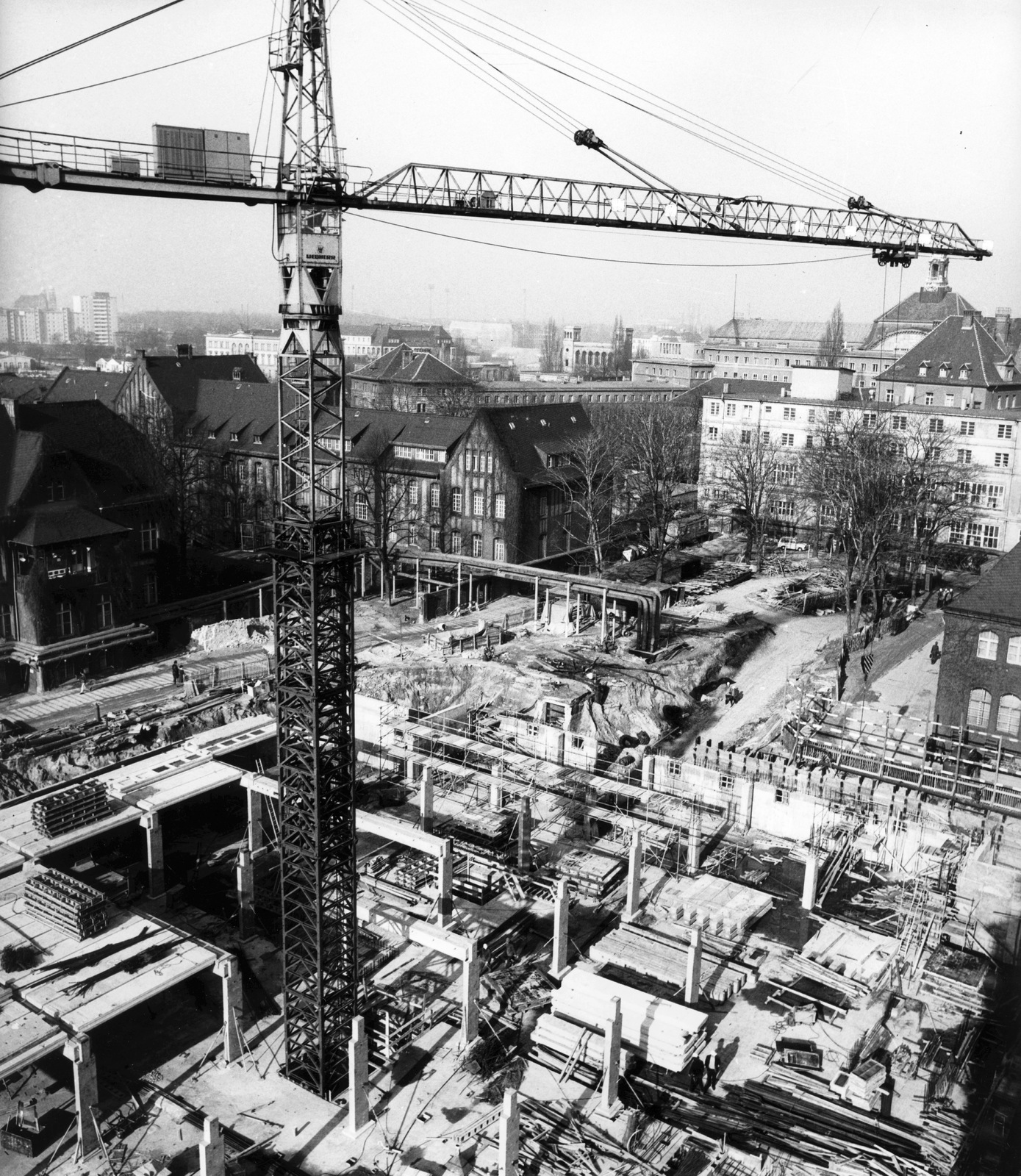 Germany, Berlin, kilátás az épülő Charité egyetemi kórháztól az Invalidenstrasse felé., 1980, Semmelweis Egyetem Levéltára, construction, crane, GDR, East-Berlin, Fortepan #74612