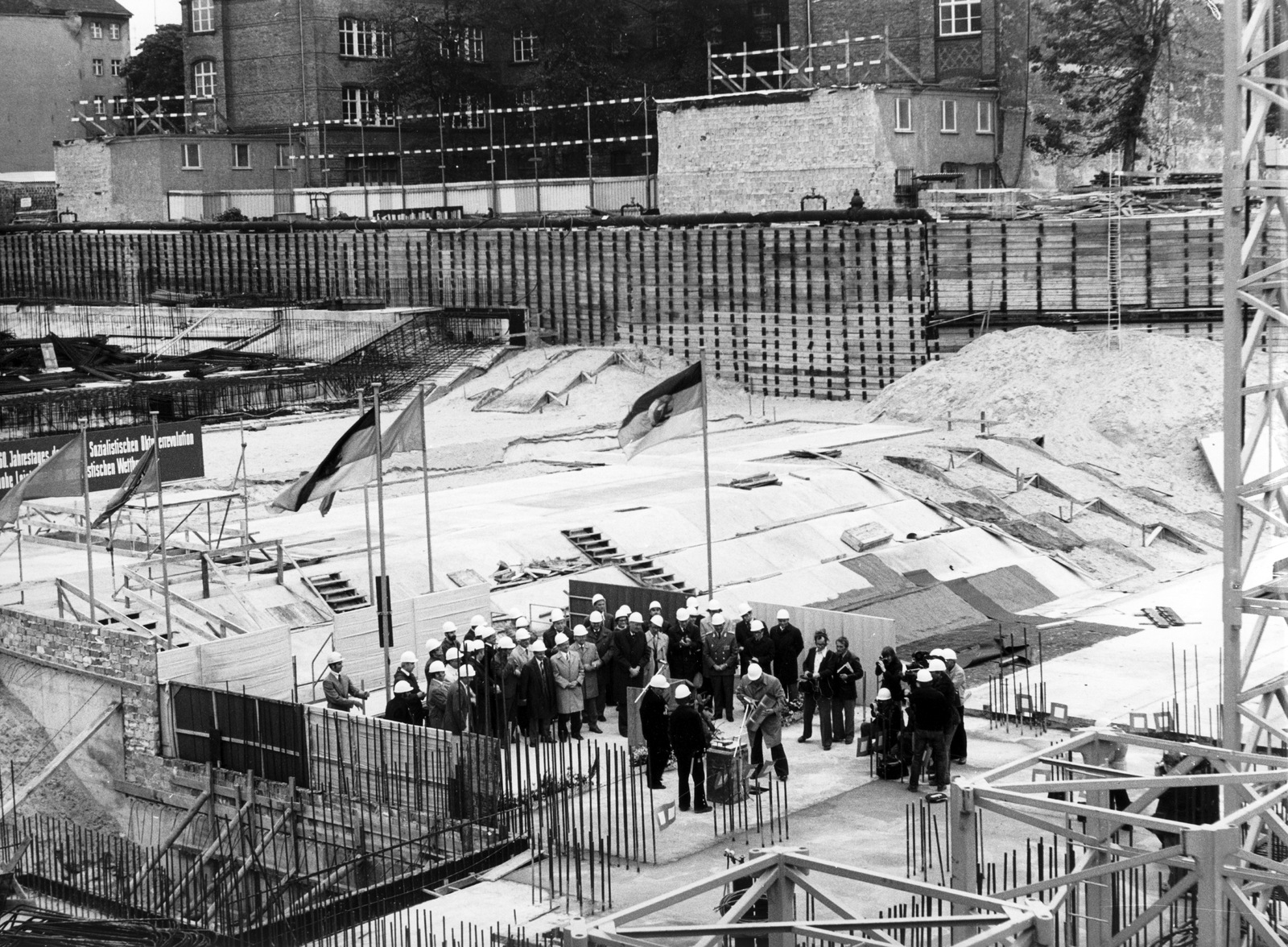 Németország, Berlin, a Charité egyetemi kórház bővítésének alapkőletétele., 1978, Semmelweis Egyetem Levéltára, építkezés, NDK, Kelet-Berlin, alapozás, Fortepan #74618