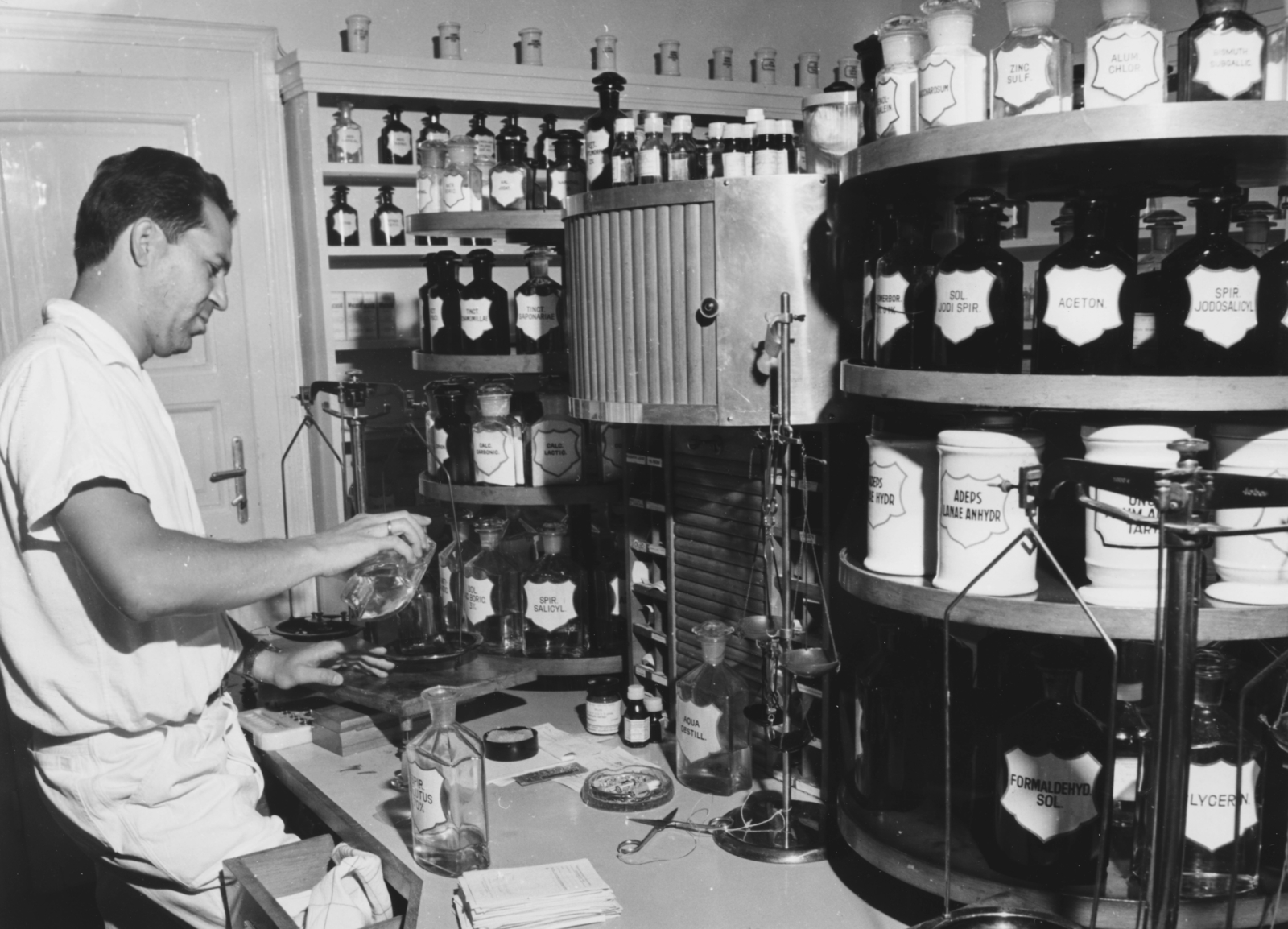 1975, Semmelweis Egyetem Levéltára, chemistry, pharmacist, interior of a pharmacy, Fortepan #74626