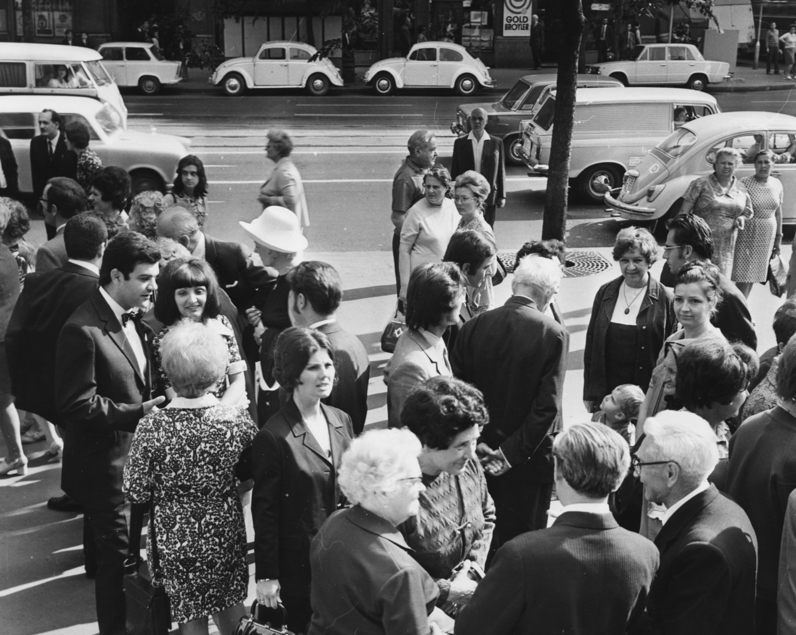 Magyarország, Budapest XIII., Szent István körút a Vígszínház előtt. Orvosegyetemisták és családtagjaik az orvossá avatás alkalmával., 1975, Semmelweis Egyetem Levéltára, Budapest, forgalom, Fortepan #74631