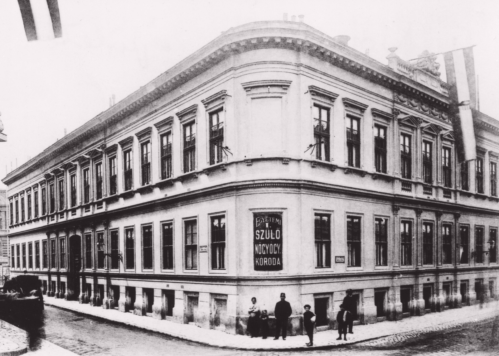 Magyarország, Budapest VIII., Baross utca - Mária utca sarok, Bánffy-ház. Budapesti Tudományegyetem Orvostudományi Kar (később Semmelweis Egyetem) I. sz. Szülészeti és Nőgyógyászati Klinika. A felvétel 1895 körül készült., 1900, Semmelweis Egyetem Levéltára, zászló, gyógyintézmény, tábla, Budapest, Fortepan #74635