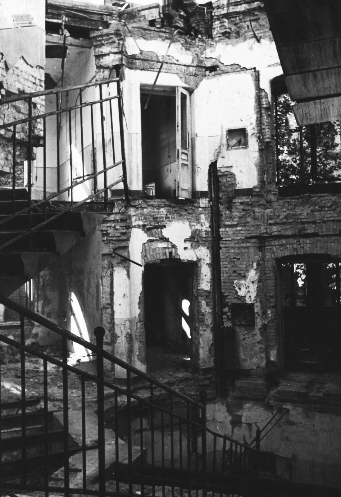 1945, Semmelweis Egyetem Levéltára, war damage, damaged building, stairs, Fortepan #74636