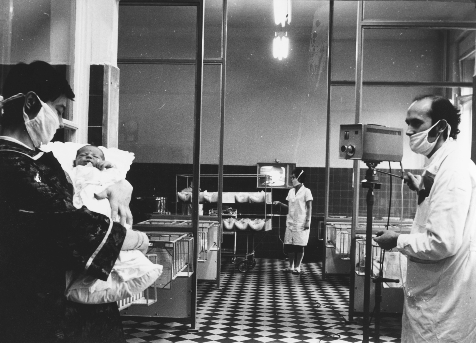 Hungary, Budapest VIII., Baross utca 27. SOTE (később Semmelweis Egyetem) I. sz. Szülészeti és Nőgyógyászati Klinika. Újszülöttek televíziós bemutatása a látogatók számára., 1972, Semmelweis Egyetem Levéltára, Budapest, maternity hospital, Best of, television camera, Fortepan #74637