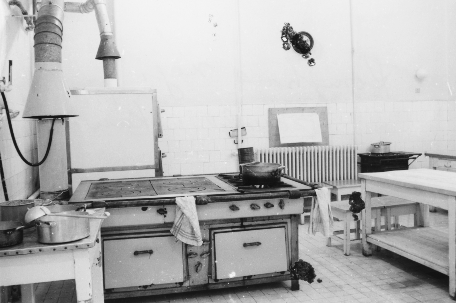 Hungary, Budapest VIII., Illés utca 15. BOTE (később Semmelweis Egyetem) I. sz. Szemklinika, konyha., 1968, Semmelweis Egyetem Levéltára, table, pot, kitchen stool, radiator, Budapest, ladle, Fortepan #74647