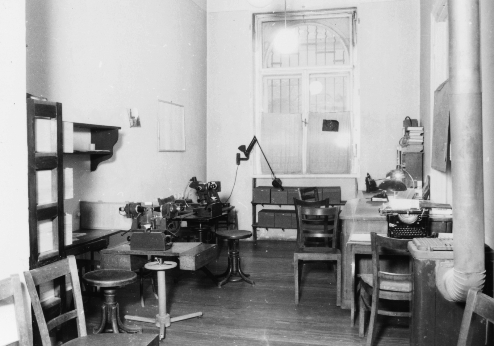 Hungary, Budapest VIII., Illés utca 15. BOTE (később Semmelweis Egyetem) az I. sz. Szemészeti Klinika ambuláns részlege. Az épületben ma nővérszálló és logisztikai részleg működik., 1968, Semmelweis Egyetem Levéltára, light, typewriter, desk, iron stove, interior, chair, instrument, shelf, Budapest, Fortepan #74651