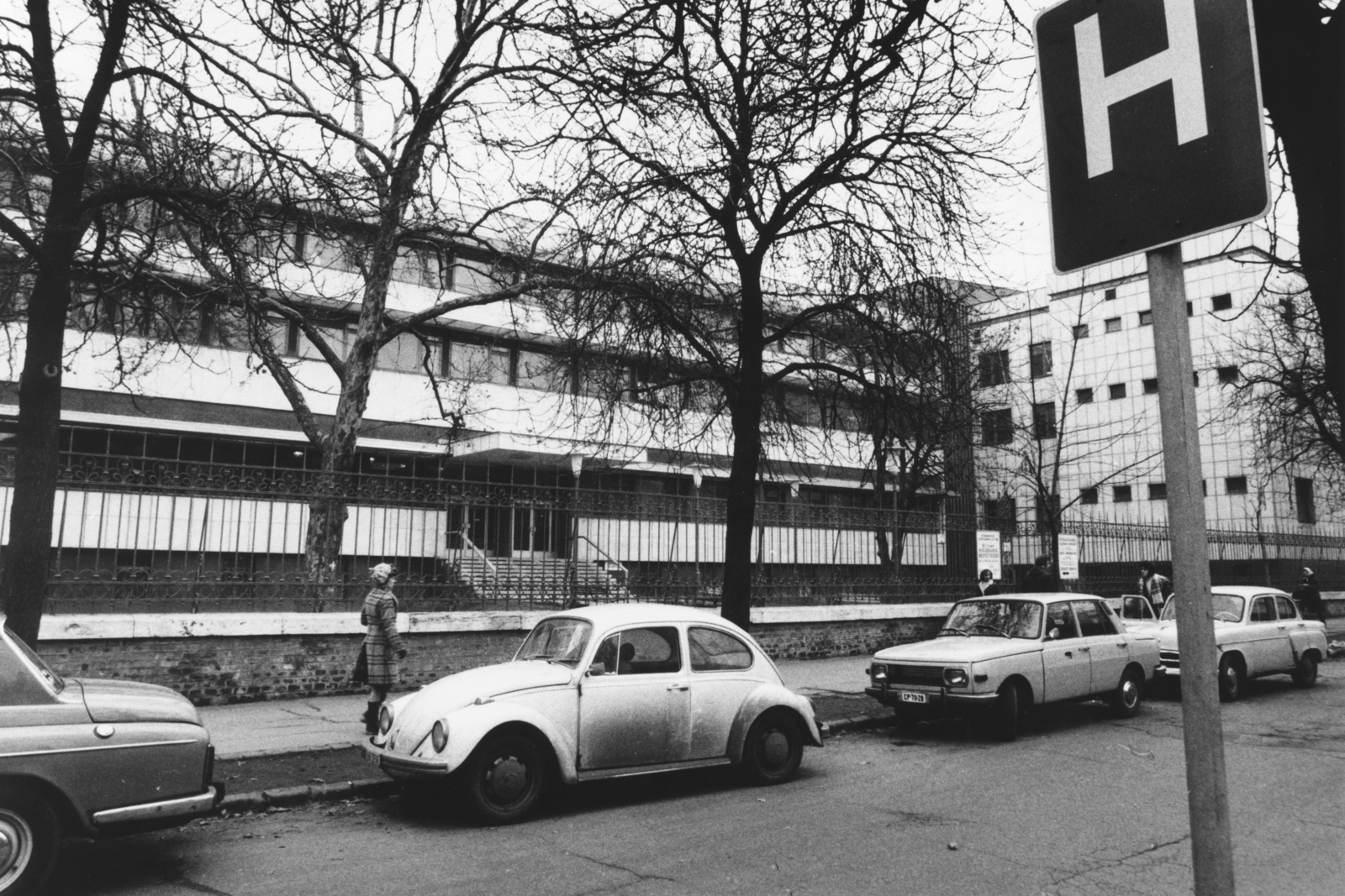 Hungary, Budapest VIII., Üllői út 78/b, SOTE (később Semmelweis Egyetem) II. sz. Szülészeti és Nőgyógyászati Klinika., 1972, Semmelweis Egyetem Levéltára, Wartburg-brand, Volkswagen Beetle, Budapest, Fortepan #74663